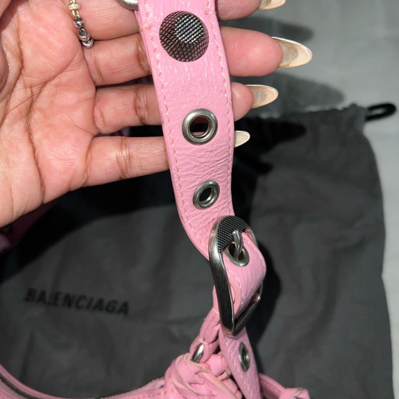 BALENCIAGA La Cagole Shoulder Bag from the Spring/Summer 2022 Collection - Picture 10 of 10